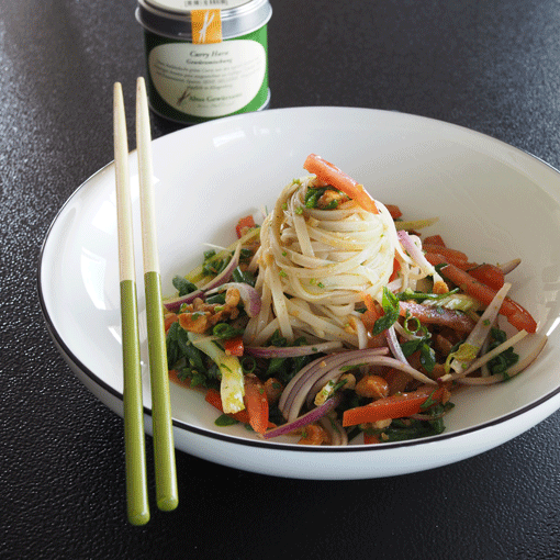 Thai-Salat mit Reisnudeln und Green Thai Curry